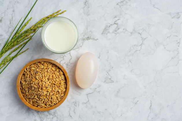 皮肤米浆香皂 一杯牛奶 把稻苗和稻子放在白色大理石地板上椰子肥皂美容
