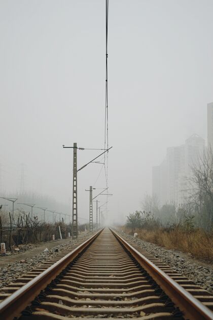 轨道阴天下铁路轨道的垂直镜头天空铁锈城市