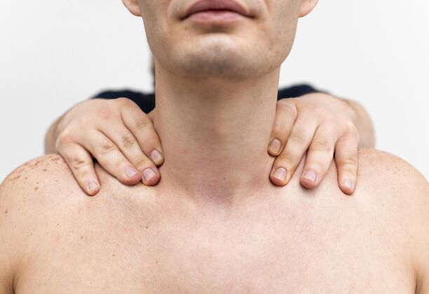 治疗理疗师按摩男人的脖子运动物理治疗治疗