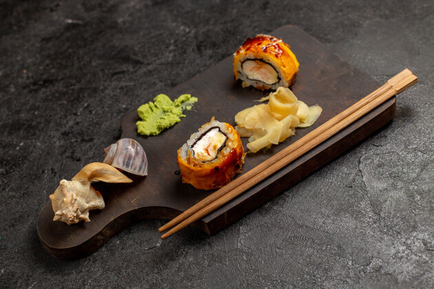 菜灰色墙壁上美味的寿司餐鱼卷和芥末酱的正面视图好吃寿司鱼