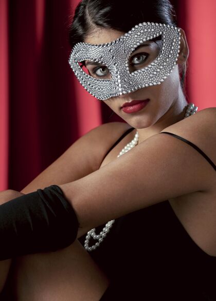 女人戴着狂欢节面具的神秘女人的画像年轻女性美丽