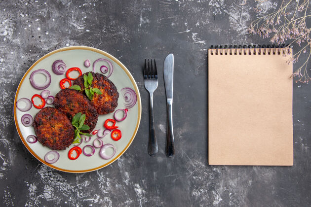 晚餐顶视图美味的肉排与洋葱圈上的灰色办公桌上的美食照片盘子一餐肉片