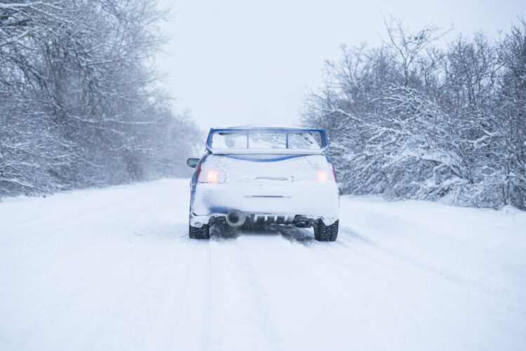 降雪冬天汽车被雪覆盖 外面有暴风雨冰冻住宅交通