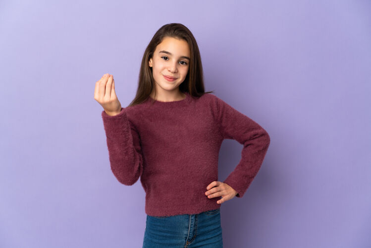 模特小女孩孤立在紫色的墙上做意大利手势争论冲突孩子