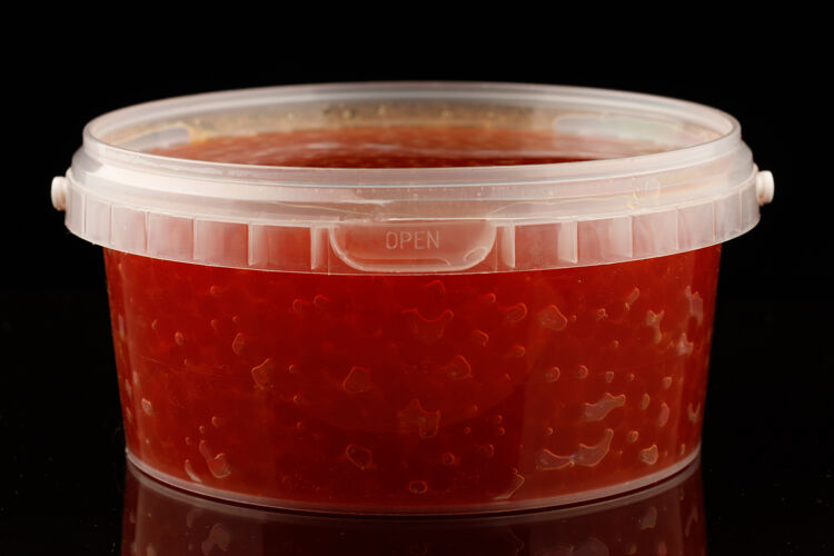 圈红色鱼子酱塑料罐海鲜午餐餐厅