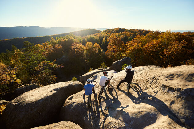 快乐在日落时分 职业自行车手在试骑自行车上保持平衡三年轻天空