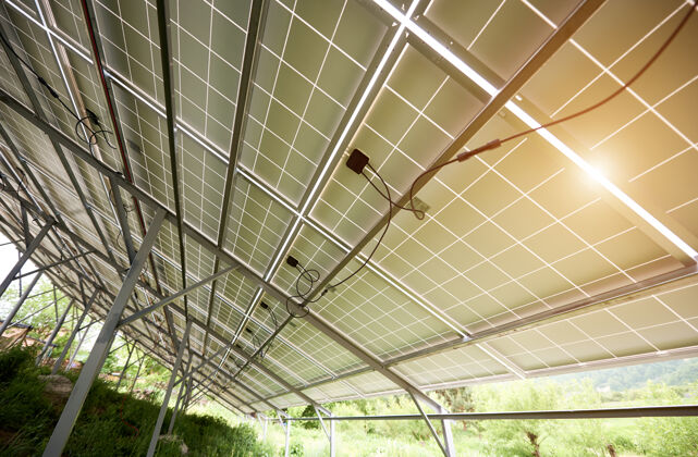 工业安装独立太阳能光伏板系统安装电力光亮