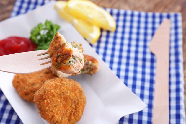 叉子叉子和一块美味的鲑鱼肉饼放在盘子里 特写镜头鱼午餐海鲜