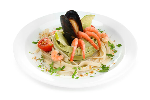 食谱美味的面食 虾 贻贝和西红柿隔离在白色意大利贻贝烹饪