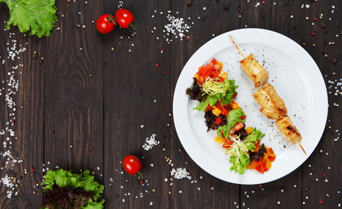健康健康的餐厅食物鸡肉烧烤和沙拉香料餐桌配料