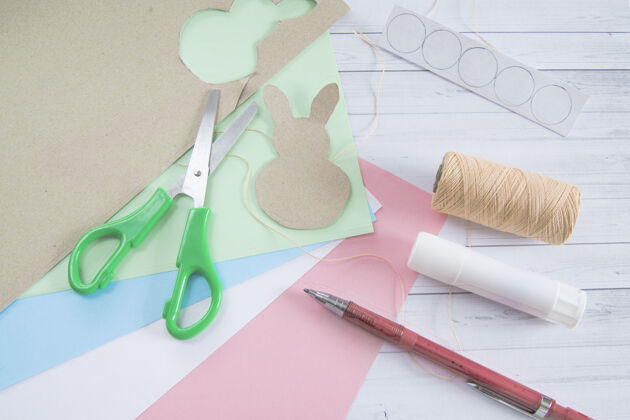 创意Diy和孩子们的创造力一步一步的指导：如何使彩纸复活节兔子第二步手工制作的复活节工艺品工艺材料兔子