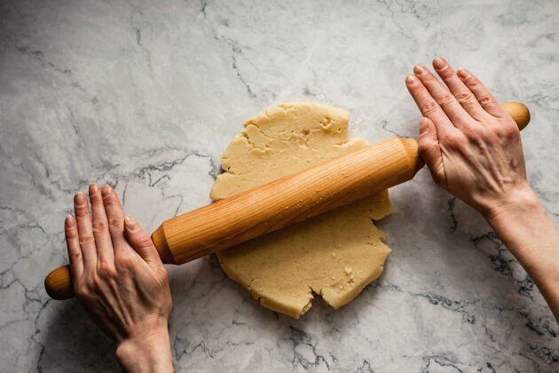 准备烤饼干在大理石背景上用木制擀面杖擀面团俯视水平照片新鲜厨房生的