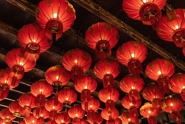 夜晚天花板上有很多中国纸灯笼庆典物体东方
