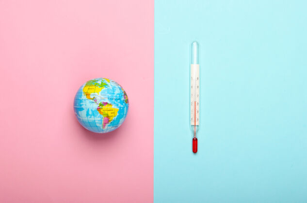 全球变暖全球变暖仍然存在地球仪和温度计关于粉蓝色墙的全球气候问题生态概念顶视图顶视图全球指标