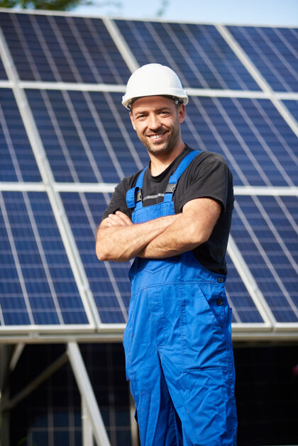清洁独立太阳能电池板系统安装 可再生绿色能源技术员生态安装