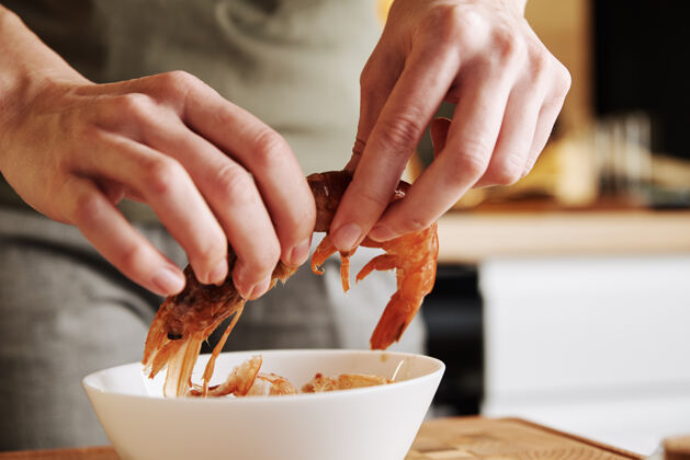 营养手剥虾壳的过程洗虾做饭的女人配料大健康