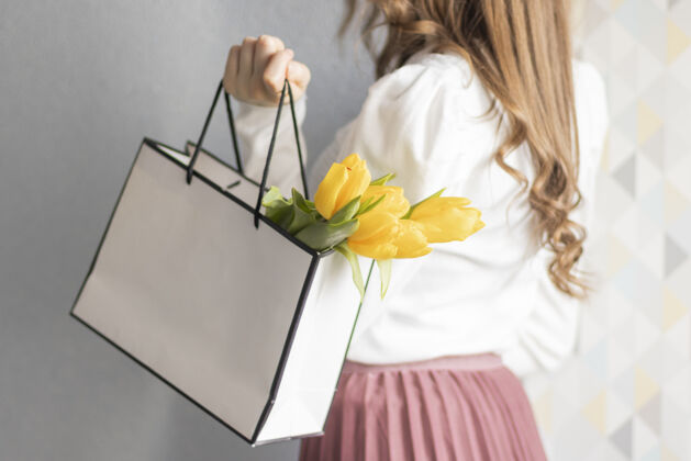 空灯箱上的文字春季促销 配有礼品袋和粉彩背景上的美丽花朵节日促销横幅商店概念促销