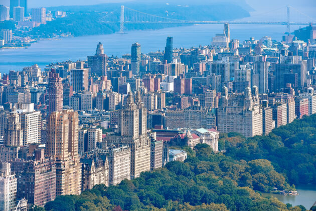 高中央公园鸟瞰图和上西侧的一排建筑物背景是哈德逊河和乔治华盛顿桥美国纽约曼哈顿纽约市河流纽约