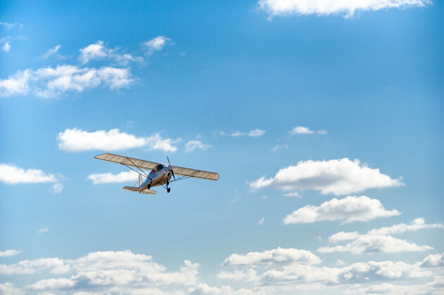 发动机一架小型单引擎飞机在蓝天上空飞行飞行个人航空公司