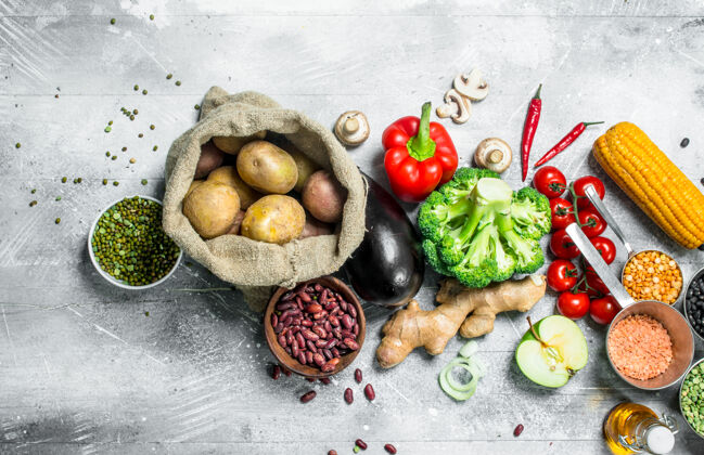 抗氧化剂健康食品各种有机蔬菜和水果与豆类放在一张乡村的桌子上顶视图西红柿谷类