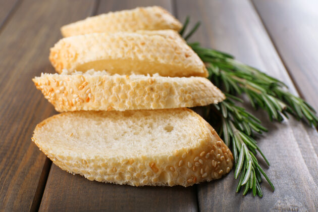 传统新鲜面包和迷迭香美味健康口味