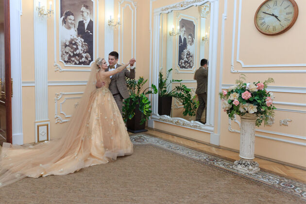 拱门这对相爱的美丽夫妻婚礼登记处新婚夫妇在一个漂亮的房间里礼服职责俄罗斯