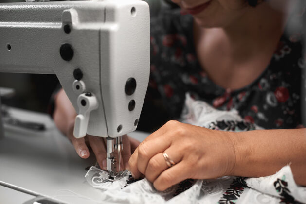 艺术品女裁缝在现代机器上手工缝纫项目女性衬衫