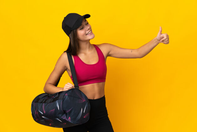 表情拿着运动包的女运动员竖起大拇指包运动健身房