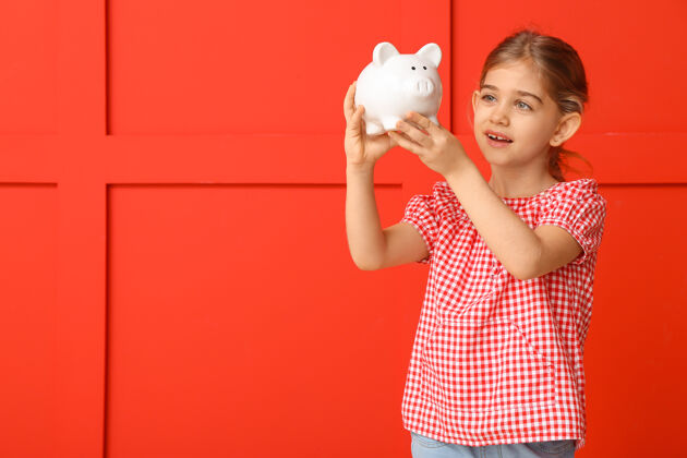 预算可爱的女孩和彩色的小猪银行可爱存款肖像