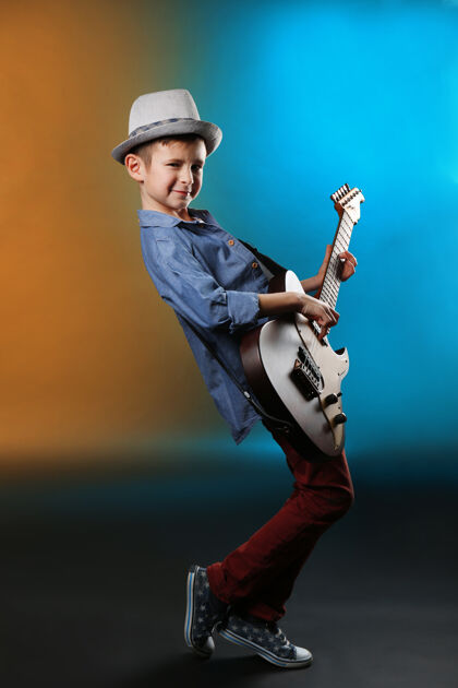 演奏小男孩弹吉他男孩年龄摇滚