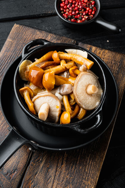 传统野生蘑菇美味牛肝菌和牛肝菌盖在一个罐子里 放在黑木桌上产品食物自然
