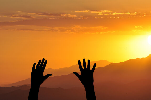 禅宗举起手来面对太阳的日落和日出黎明祈祷手指