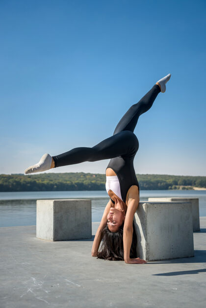 健身早上上班前做瑜伽姿势的漂亮女孩健康的生活方式湖泊和平平衡