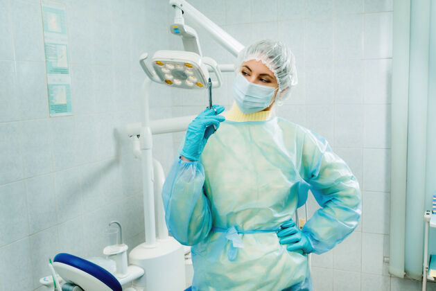 止痛药一个蒙面的牙医在办公室里为一个病人拿着注射器自信的女人医院医生