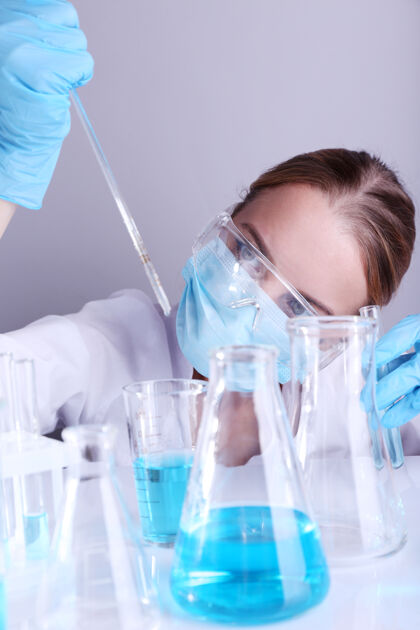 学生实验室助理在实验室做医学测试技术员分析生物学