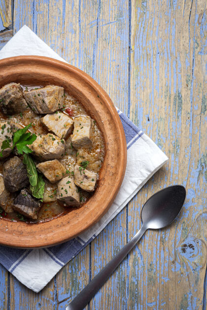 土豆传统的自制鱼和土豆一起炖摩洛哥食物清真食品烹饪陶瓷自制