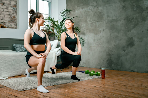 锻炼年轻女性喜欢在家里运动 在线锻炼健康灵活肌肉