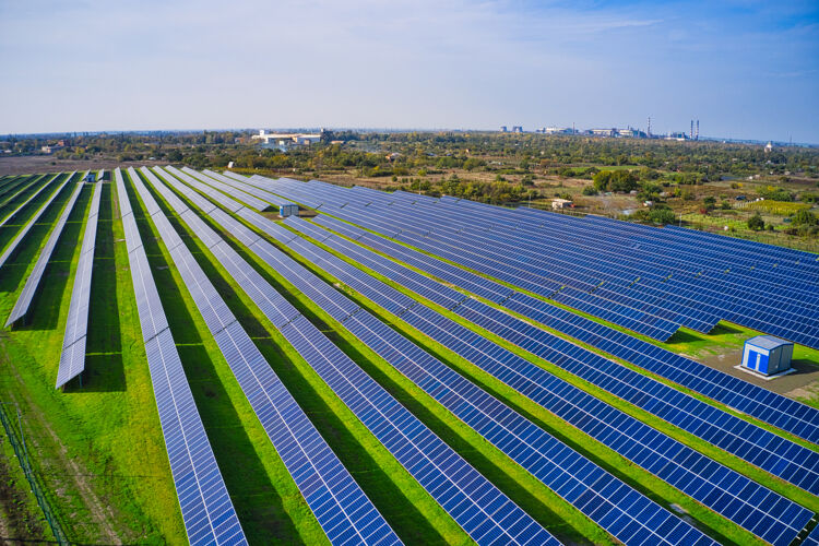 面板巨大的太阳能发电厂使用在乌克兰风景如画的绿地太阳能太阳能电力天空