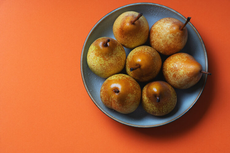 秋季水果在陶瓷盘子里放上新鲜的土生梨顶视图平躺梨品种健康