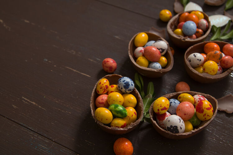 五颜六色复活节彩蛋狩猎背景与巧克力彩蛋木制背景框架装饰糖果