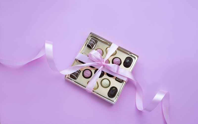 爱一盒巧克力蛋糕 粉色蝴蝶结 粉色背景浪漫甜点国际妇女节