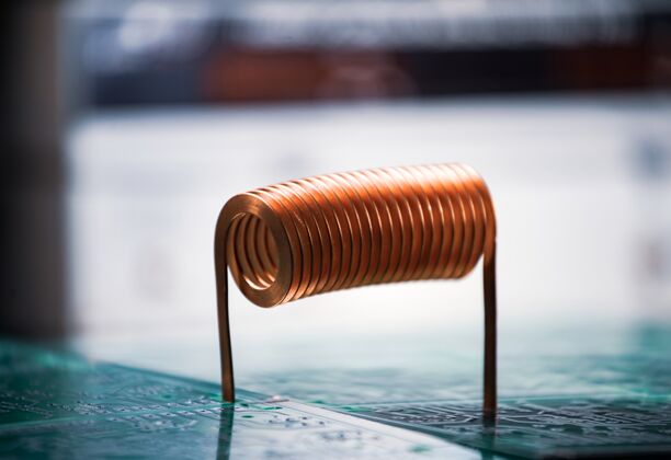 电缆特写一个大型绞合铜线站在一个大型gyodetic设备制造厂的平台上芯片大型设备