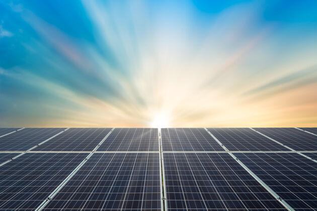 创新太阳电池板在壮观的日落天空背景下 清洁的替代能源概念太阳空中替代