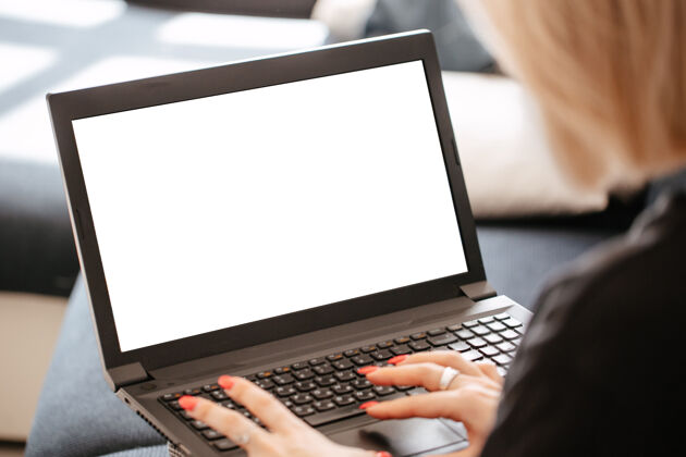 笔记本电脑年轻的金发女人在家里用笔记本电脑工作自我隔离和隔离在线教育笔记本电脑屏幕查看在线观看