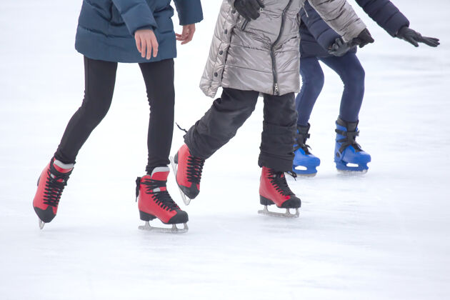 冰刀不同的人在溜冰场上积极地滑冰爱好和运动运动人乐趣