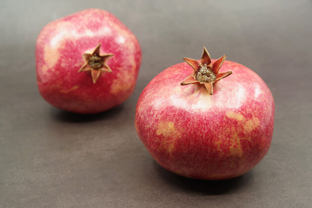 特写成熟的红石榴果实呈褐色表1.季节性水果.皇家水果食物浆果多汁