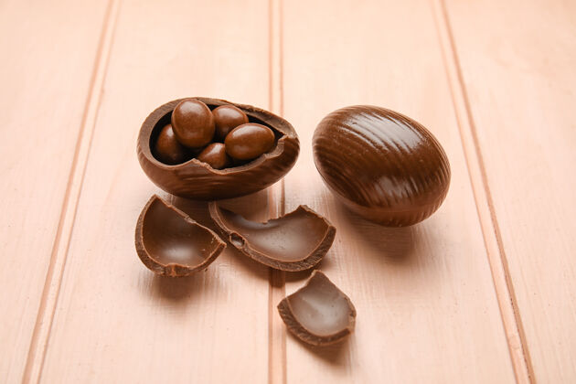 糖果巧克力复活节彩蛋彩木表面礼物对待木头