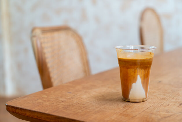 早餐名为“脏咖啡”的特色咖啡菜单底部放冷牛奶 顶部放热意式浓缩咖啡 在咖啡厅和餐厅享用饮料独特