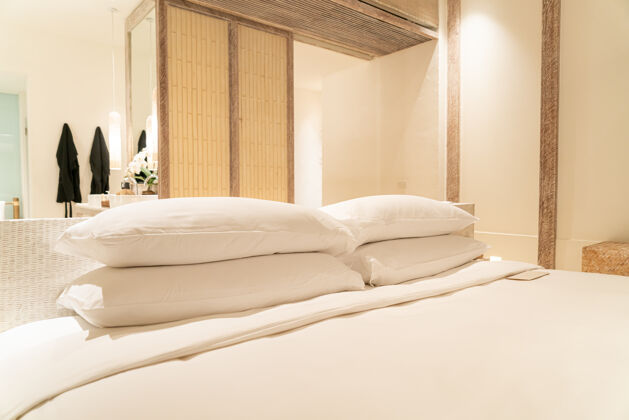 床边白色枕头装饰床上豪华酒店度假村卧室睡眠度假村豪华