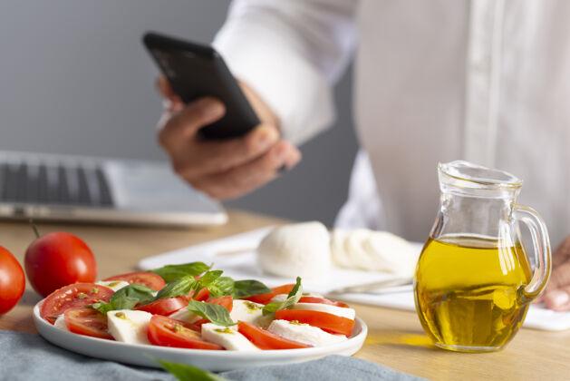 美食家常菜concept.man公司在网上搜索如何烹调卡普雷斯沙拉 这是意大利著名的沙拉新鲜西红柿 马苏里拉奶酪和奶酪罗勒级虚拟有机新鲜